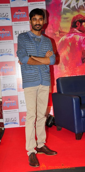 Sonam Kapoor & Dhanush At Reliance Digital Event 