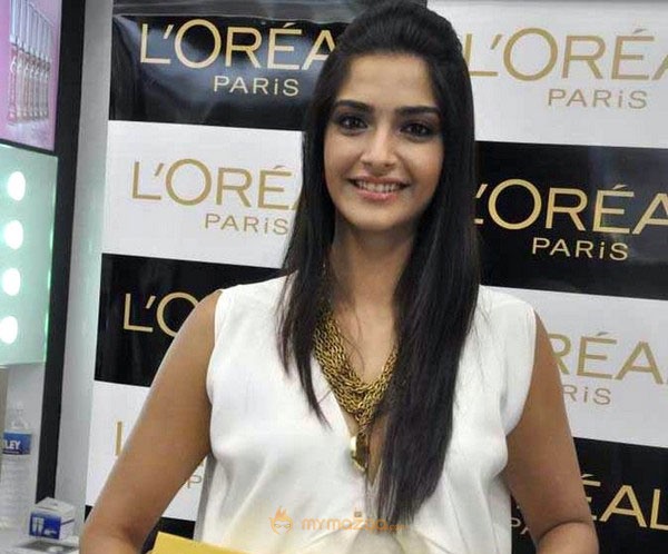 Sonam Kapoor at the launch of Spring Summer 2010 look ‘Golden Girl’ in Mumbai