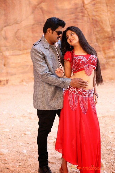 En Vazhi Thani vazhi Movie Latest Stills