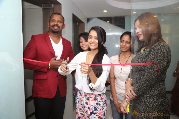 Janani Iyer At  Essensuals Salon Launch