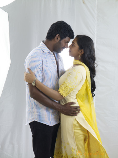 Naan Sigappu Manithan New Stills