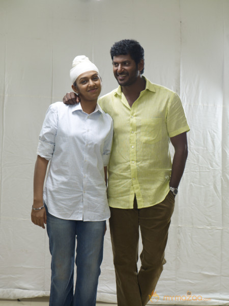 Naan Sigappu Manithan New Stills