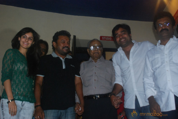 Thillu Mullu Premier Show Photo Gallery 