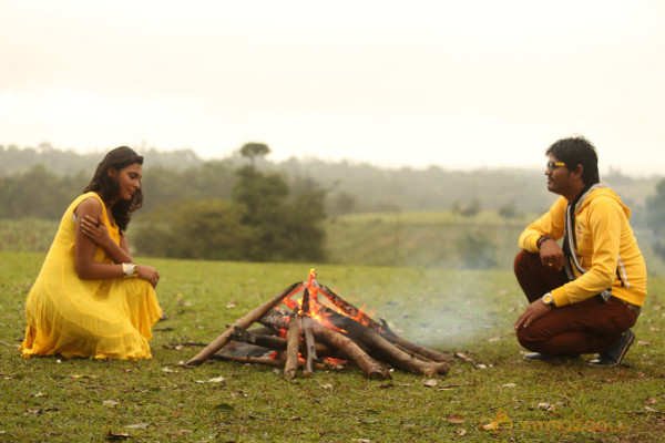 Nee En Uyire Movie Stills  