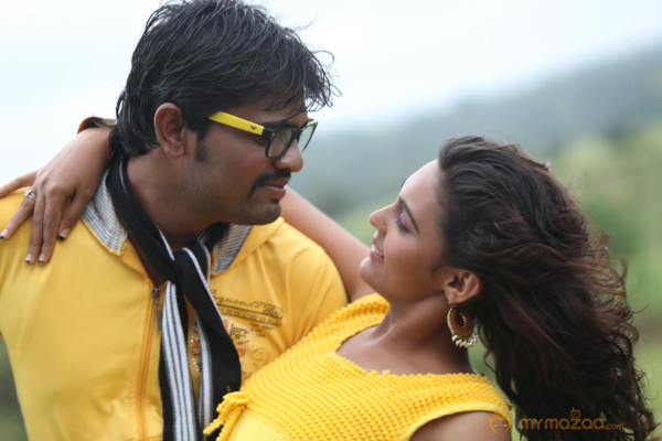 Nee En Uyire Movie Stills  