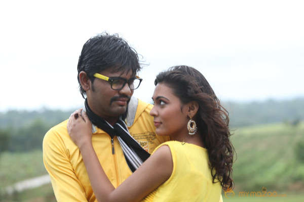 Nee En Uyire Movie Stills  