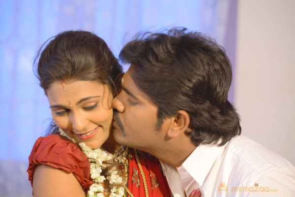 Nee En Uyire Movie Stills  