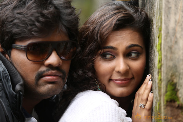 Nee En Uyire Movie Stills  