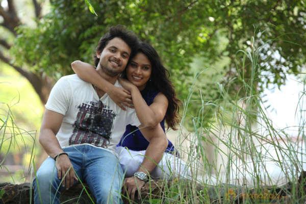 Pani Vizhum Malar Vanam Movie Stills 