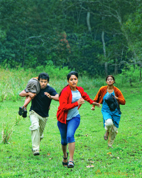 Pani Vizhum Malar Vanam Movie Stills 