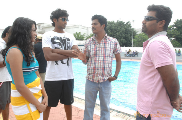 Ponmaalai Pozhudhu Movie Stills 