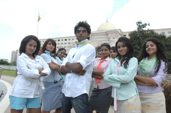 Ponmaalai Pozhudhu Movie Stills 