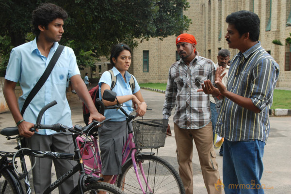 Ponmaalai Pozhudhu Movie Stills 