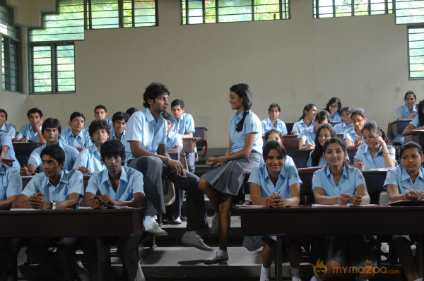 Ponmaalai Pozhudhu Movie Stills 