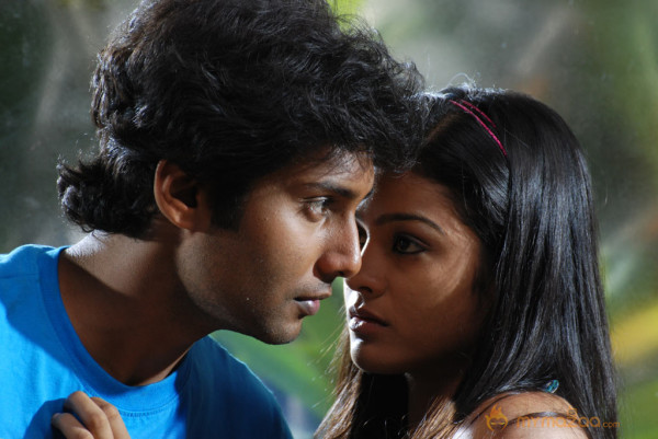 Ponmaalai Pozhudhu Movie Stills 