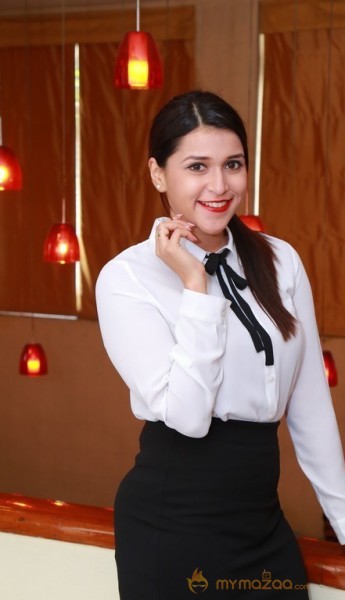 Actress Mannara Chopra New Photos