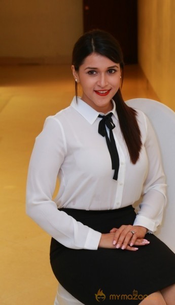 Actress Mannara Chopra New Photos