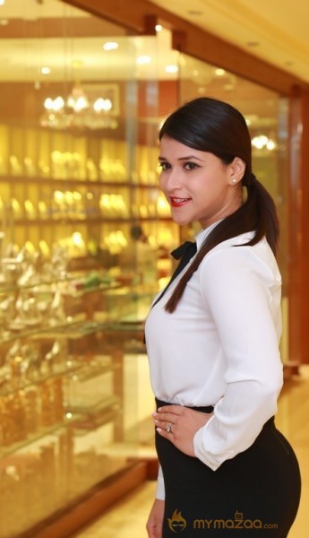 Actress Mannara Chopra New Photos