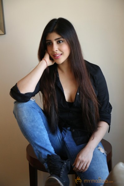 Aditi Singh Pics 