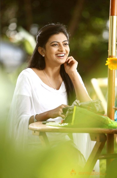  Anandhi 