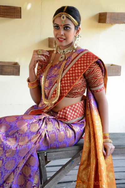  Chandini Tamilarasan Bridal Saree Photos 