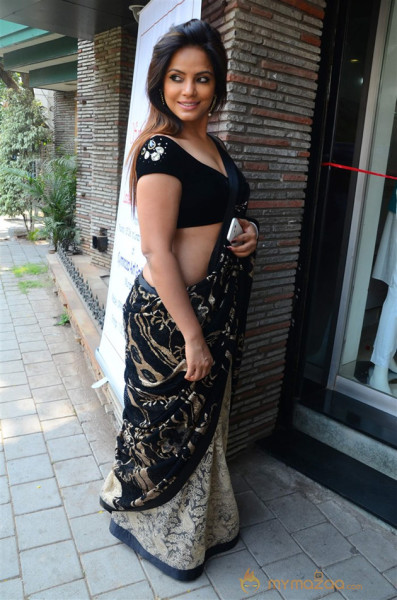 Neetu Chandra Launches Sandhya Singh New Collection