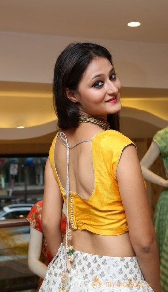 Nilofer Sexy Navel Hot Yellow Dress Pics