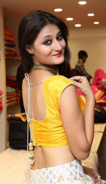 Nilofer Sexy Navel Hot Yellow Dress Pics