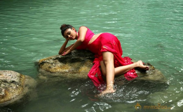  Oviya Helen Sizzling Stills 