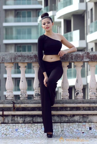  Riddhi Jain Photoshoot On Black Dress 