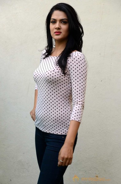  Sakshi Chowdary James Bond Press Meet Stills 