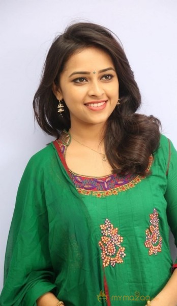 Sri Divya New Latest Gallery