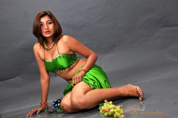  Vinisha Naidu Green Dress Pictures 