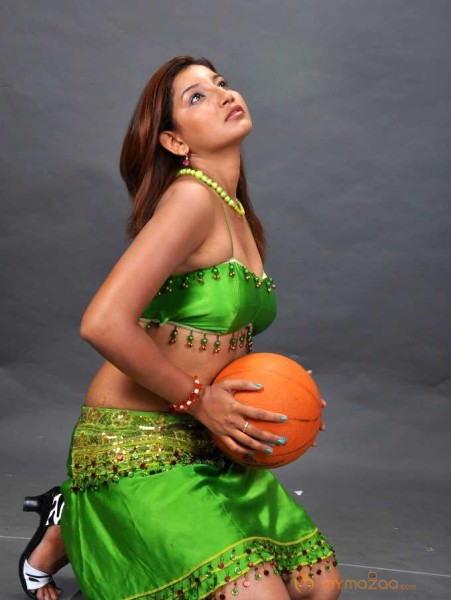  Vinisha Naidu Green Dress Pictures 