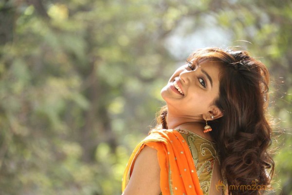  Vithika Sheru Orange Saree Photos 