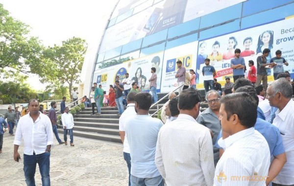 Babu Bangaram Theatre Coverage Stills