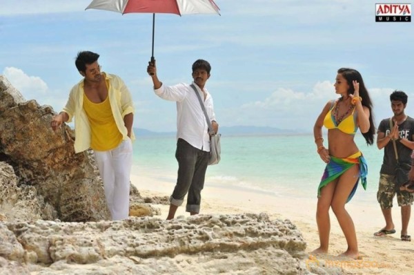 Yevadu Movie Working Stills