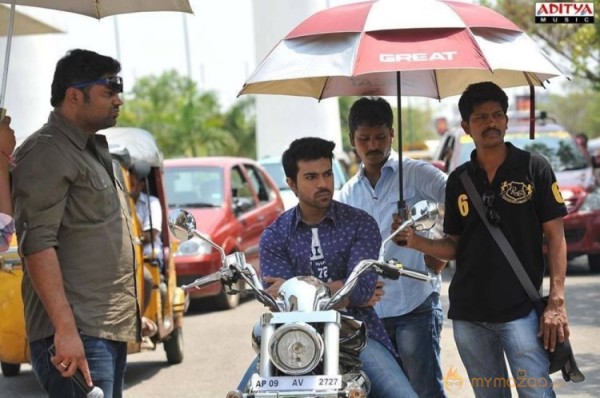 Yevadu Movie Working Stills