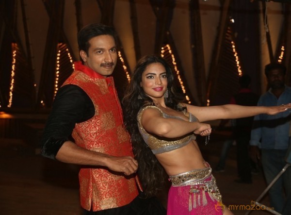 Soukhyam Item Song Stills1