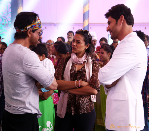 Shah Rukh with Mahesh Babu on Brahmotsavam Sets Photos 