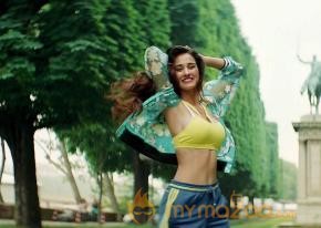 Disha Patani Hot & Sexy Bikini Latest Photos photo 3