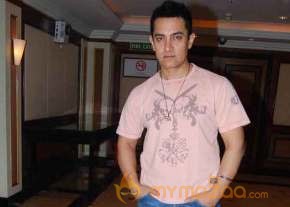Aamir Promotes 3 Idiots  photo 11