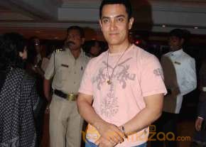 Aamir Promotes 3 Idiots  photo 13