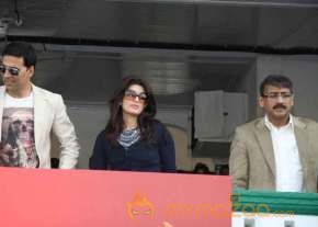 Akshay Kumar and Twinkle Khanna at Mid-Day race  photo 4