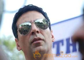 Akshay Kumar and Twinkle Khanna at Mid-Day race  photo 5