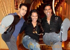 Akshay-Sonakshi-Imran On The Sets Of Comedy Nights photo 5