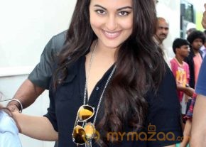 Akshay-Sonakshi-Imran On The Sets Of Comedy Nights photo 8