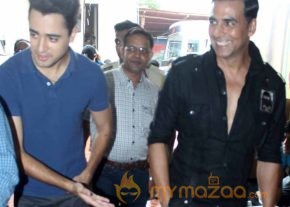 Akshay-Sonakshi-Imran On The Sets Of Comedy Nights photo 13
