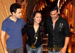 Akshay-Sonakshi-Imran On The Sets Of Comedy Nights photo 15