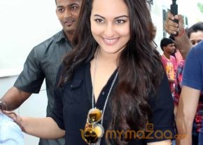 Akshay-Sonakshi-Imran On The Sets Of Comedy Nights photo 10
